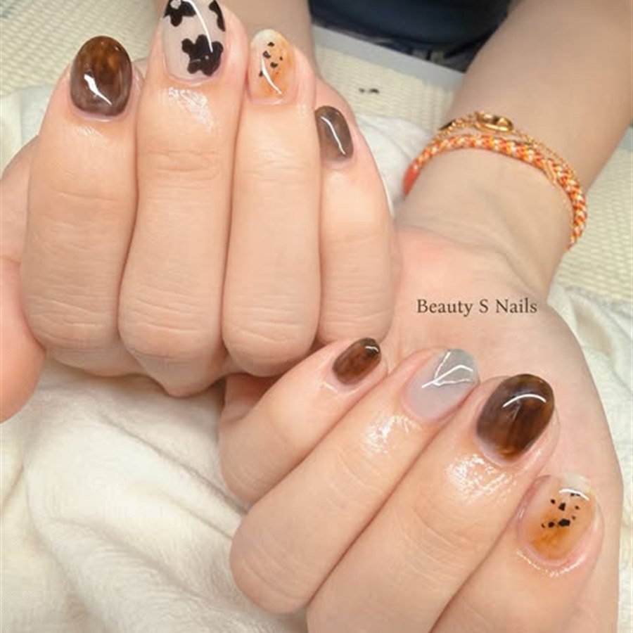 Beauty S Nail 凝膠美甲作品，手部特寫